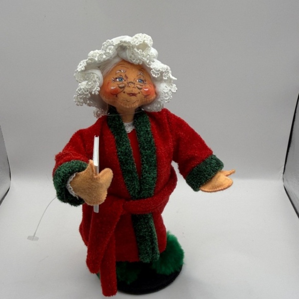 Annalee Mrs. Claus Figurine in Red and Green - bathrobe